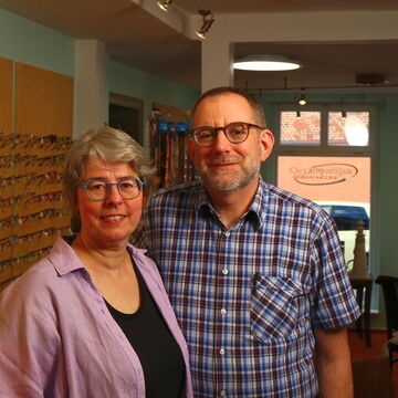 Mandy Brinkmann und Matthias Brinkmann in den Geschäftsräumen von Brinkmann Augenoptik